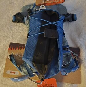 Dog vest with water bladder and collapsible bowl